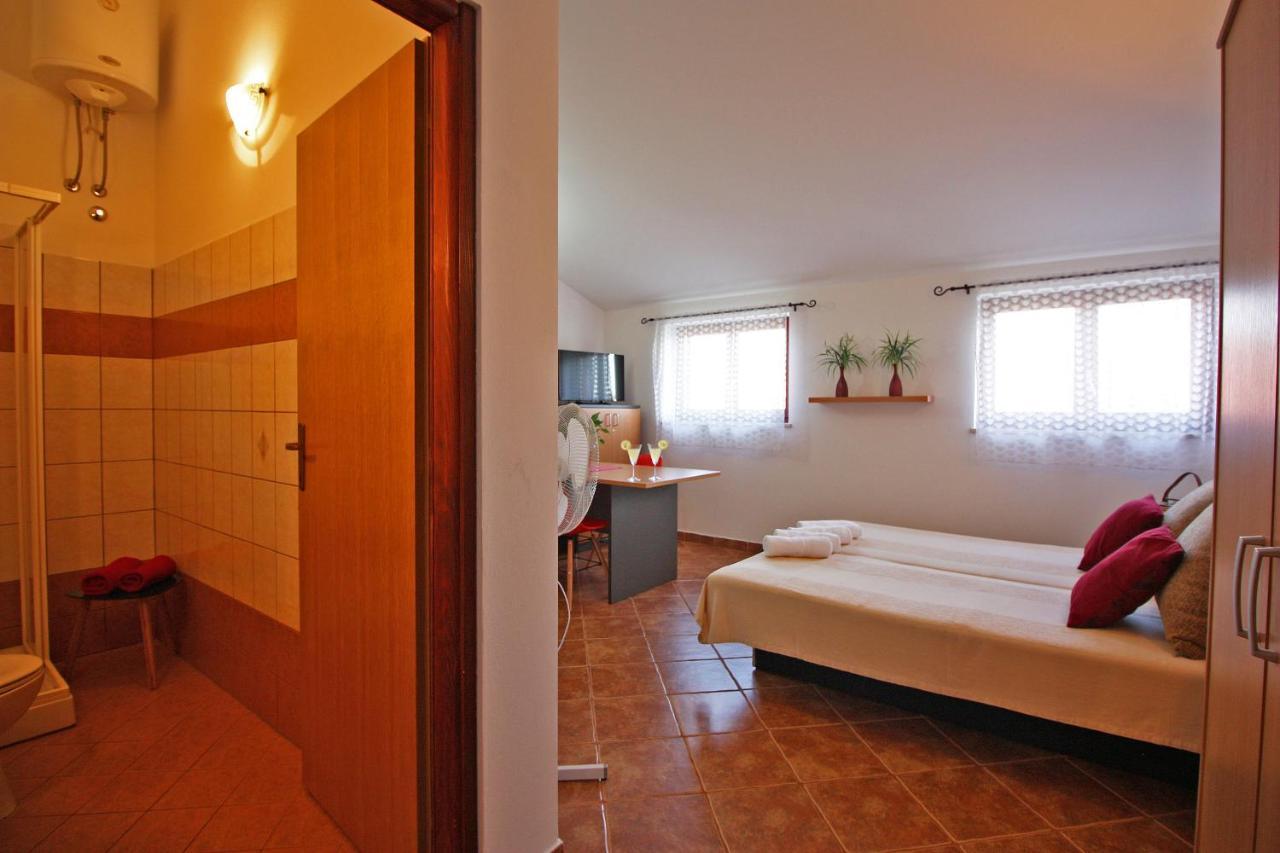 Brijunisol - 3 Apartments Top Position Near The Beautiful Beach ฟาชานา ภายนอก รูปภาพ
