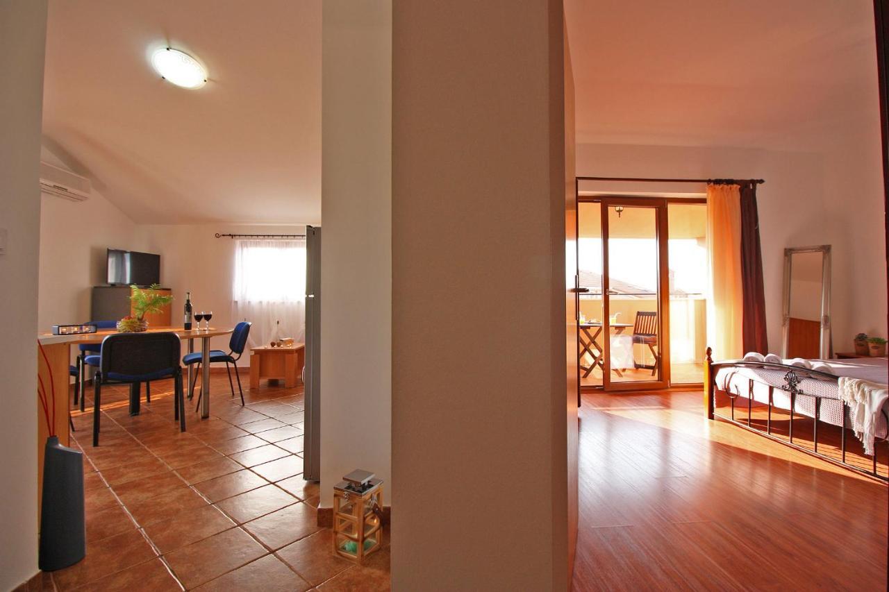 Brijunisol - 3 Apartments Top Position Near The Beautiful Beach ฟาชานา ภายนอก รูปภาพ